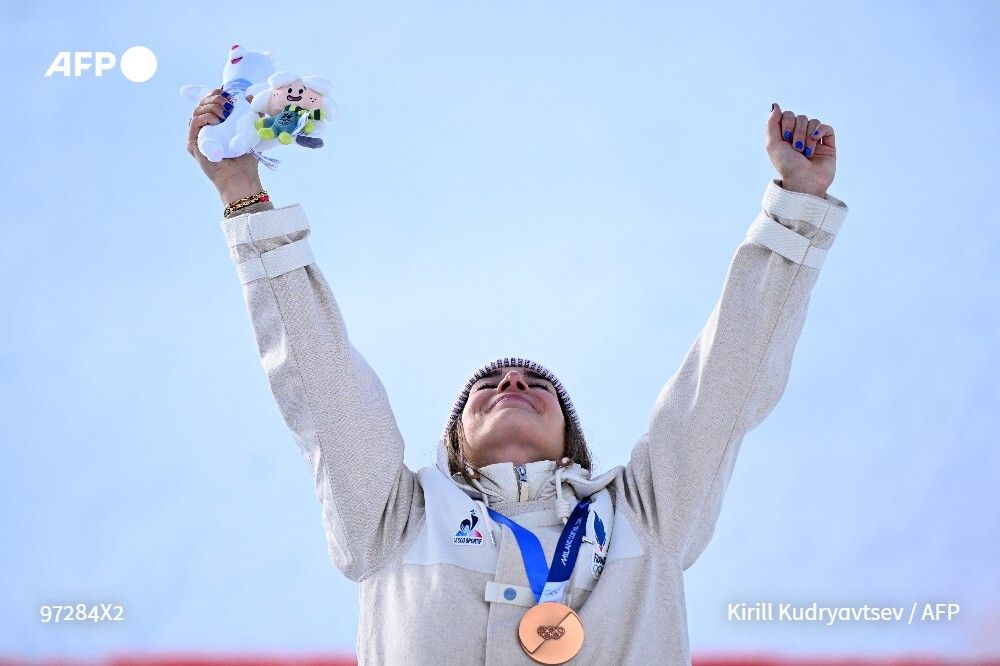 🥉 Au bout du suspense, la Française Perrine Laffont a décroché le bronze de l'épreuve olympique de ski de bosses mercredi à Livigno, huit ans après son sacre olympique à Pyeongchang, terminant derrière les Américaines Elizabeth Lemley, en or, et Jaelin Kauf.
