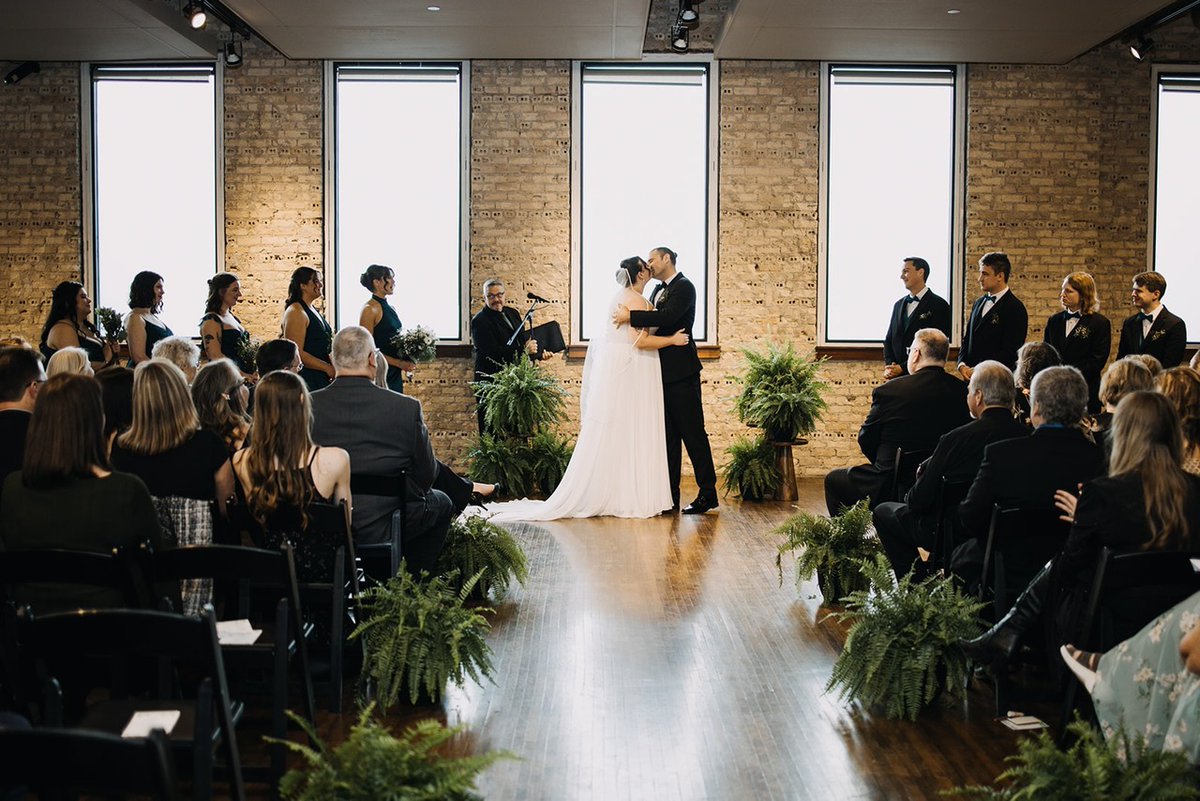 FiveEventCenter's tweet photo. 𝑷𝒂𝒓𝒕𝒏𝒆𝒓 𝑭𝒆𝒂𝒕𝒖𝒓𝒆: Eileen K. Photography 📷 

We love to collaborate with Eileen K Photography, whose talent turns every moment at FIVE Event Center into a work of art. Eileen captures the emotion, beauty, and personality of your day with stunning precision. https://t.co/PssEgevHSD