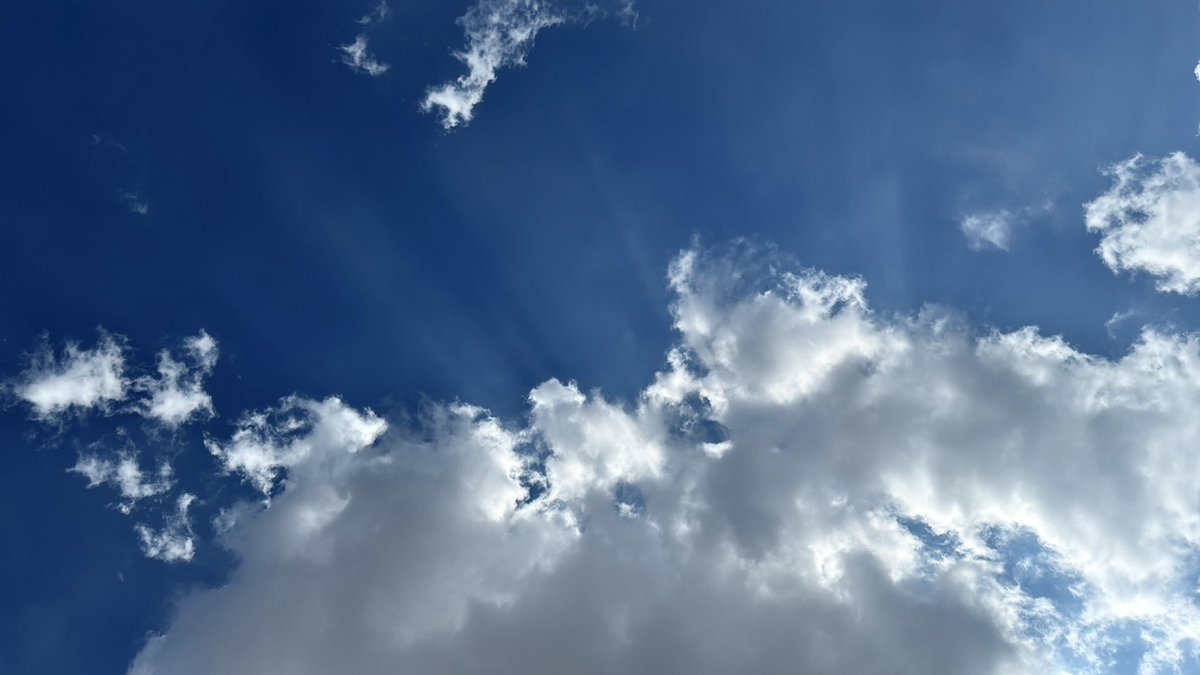 🌥️
