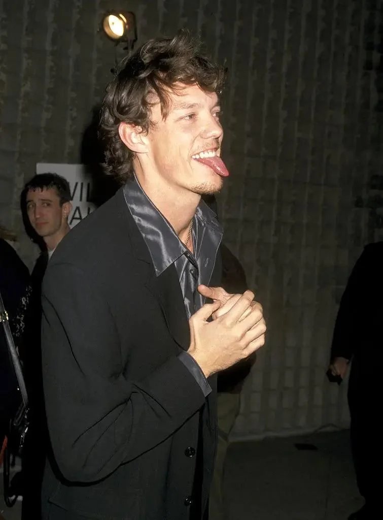 Nunca entendí esto bien.
¿William puso los cadáveres en los animatrónicos?
¿O fue Puppet?
Porque no entiendo que significa el minijuego Give gift, give life