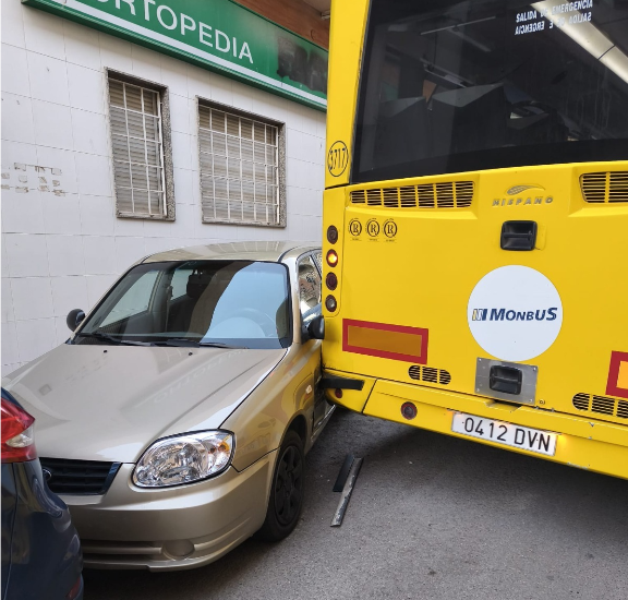 El <a href="/GrupoPSOEMurcia/">Grupo PSOE Murcia</a> denuncia la antigüedad de los autobuses después de que uno se quedara sin frenos en Churra

Un vehículo se quedó sin frenos y colisionó contra varios coches que estaban estacionados en la calle

📱l1nq.com/zmM8l

#radiomurcia