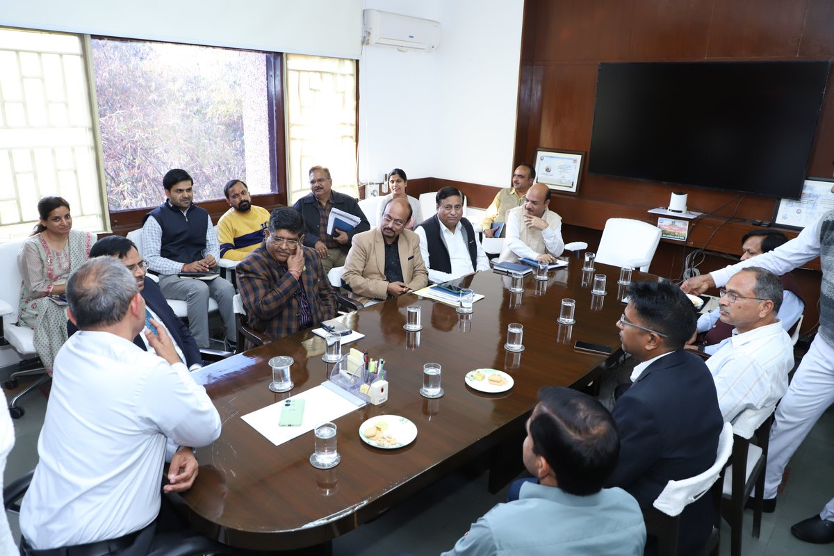 इस आशय की आपसी सहमति बिजली कंपनियों के मुख्यालय शक्ति भवन में आयोजित
एमपी ट्रांसको के प्रबंध संचालक श्री सुनील तिवारी तथा पावर ग्रिड कॉरपोरेशन ऑफ इंडिया लिमिटेड, वेस्टर्न रीजन–2 के मुख्य महाप्रबंधक एवं रीजनल हेड श्री आर.के. गुप्ता की उपस्थिति मे हुई एक उच्च स्तरीय बैठक में बनी।