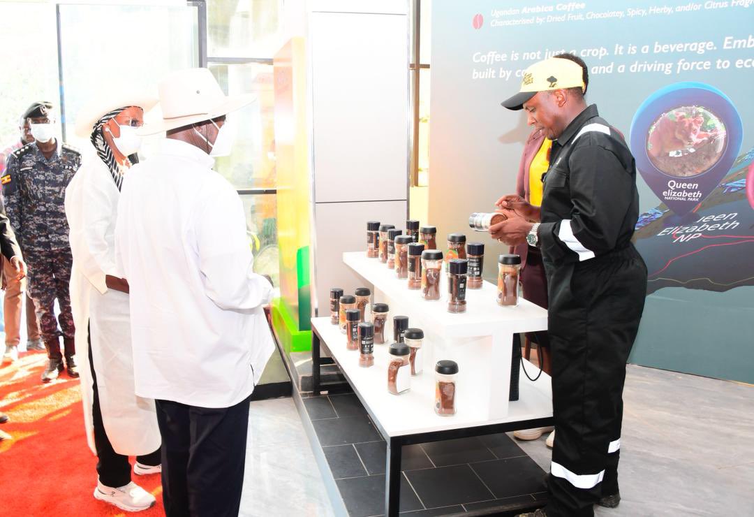 ellabeautyUg's tweet photo. President @KagutaMuseveni inspects value added coffee produced by @AfricaCoffePark in Ntugamo District. Museveni advised Ugandans to add value to their coffee and earn more.

#CoffeeCity https://t.co/cxIalcLDJe