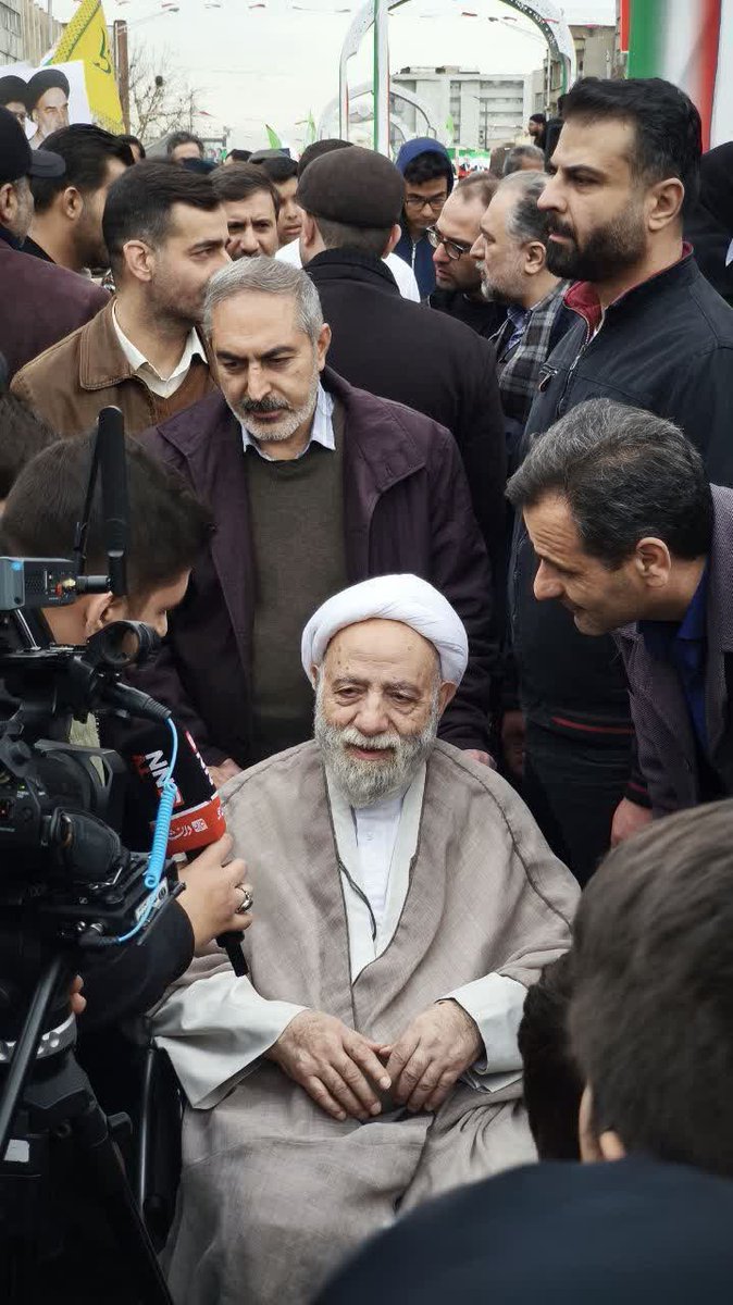 حضور حاج‌آقا قرائتی در مراسم انقلاب
با وجود کسالتهایی که دارن خدا حفظتون کنه ،درد و بلات بخوره تو سر هر چی وطن فروش و خائنه
#فتح_بزرگ
#غیرتلی_اردبیل