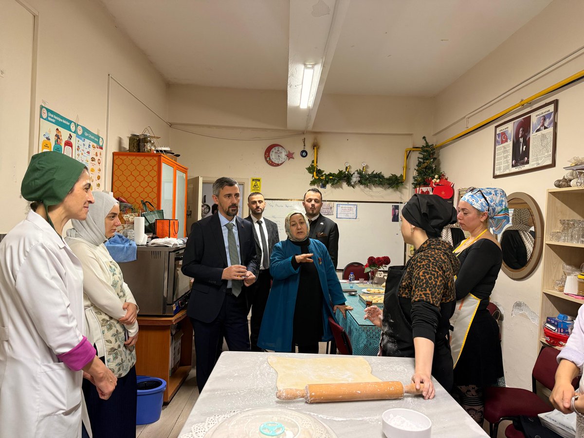 İlçe Başkanımız Muhammet Ali Yılmaz ve Yürütme Kurulumuz ile birlikte Halk Eğitim Merkezi Müdürü Sayın Hüseyin Keleş’i ziyaret ettik.
Ayrıca kursiyerlerimizle bir araya gelerek çalışmalarında başarılar diledik. Nazik misafirperverlikleri için teşekkür ederiz.