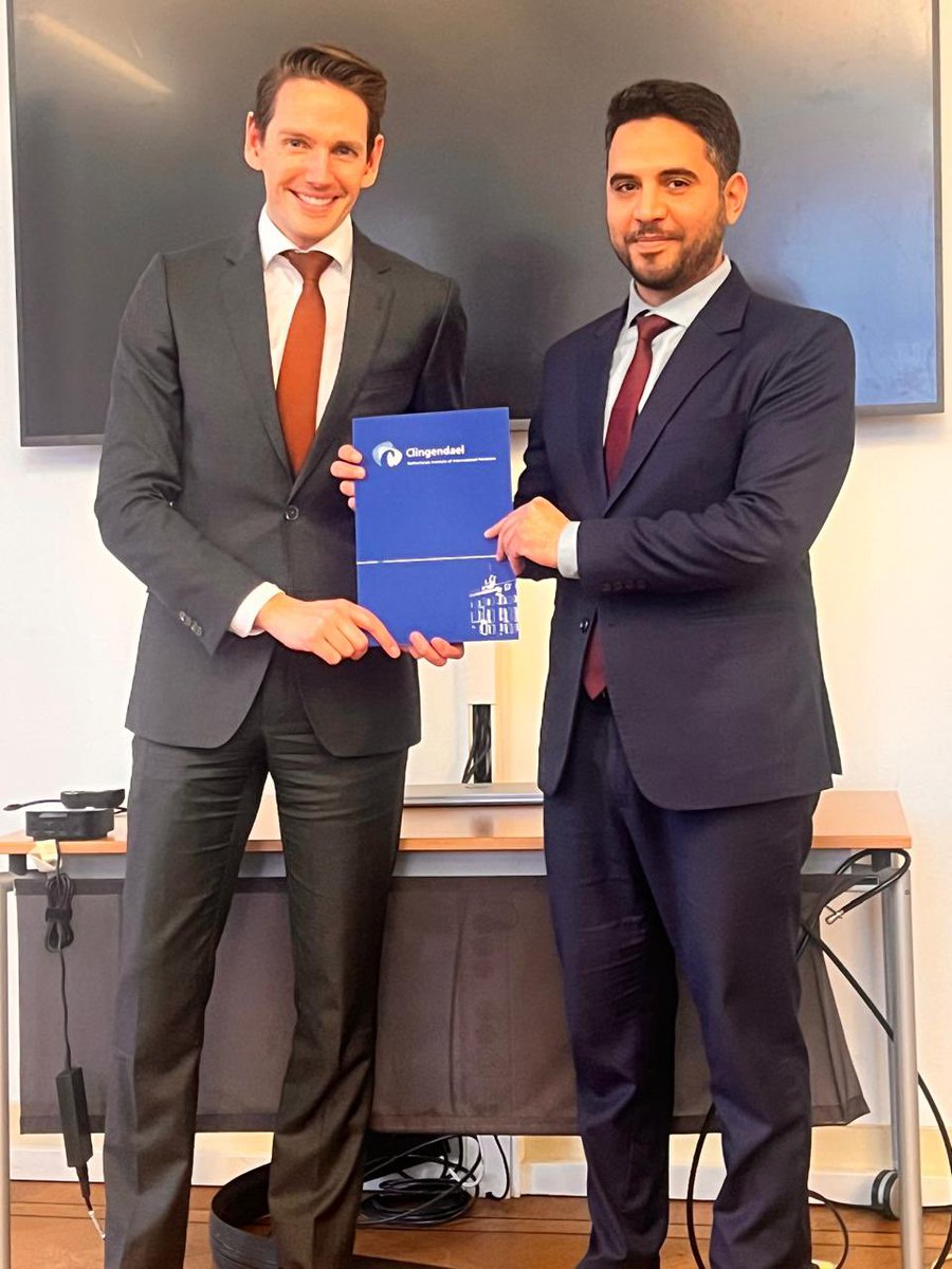 أتم مساعد رئيس قسم الشؤون السياسية بالسفارة الأستاذ/ عبدالله العاصمي، مشاركته في دورة الدبلوماسيين الشباب التي نظمها معهد كلينجدال في مدينة لاهاي، بمشاركة عدد من الدبلوماسيين من الدول العربية، وذلك في إطار تعزيز القدرات الدبلوماسية وتبادل الخبرات.