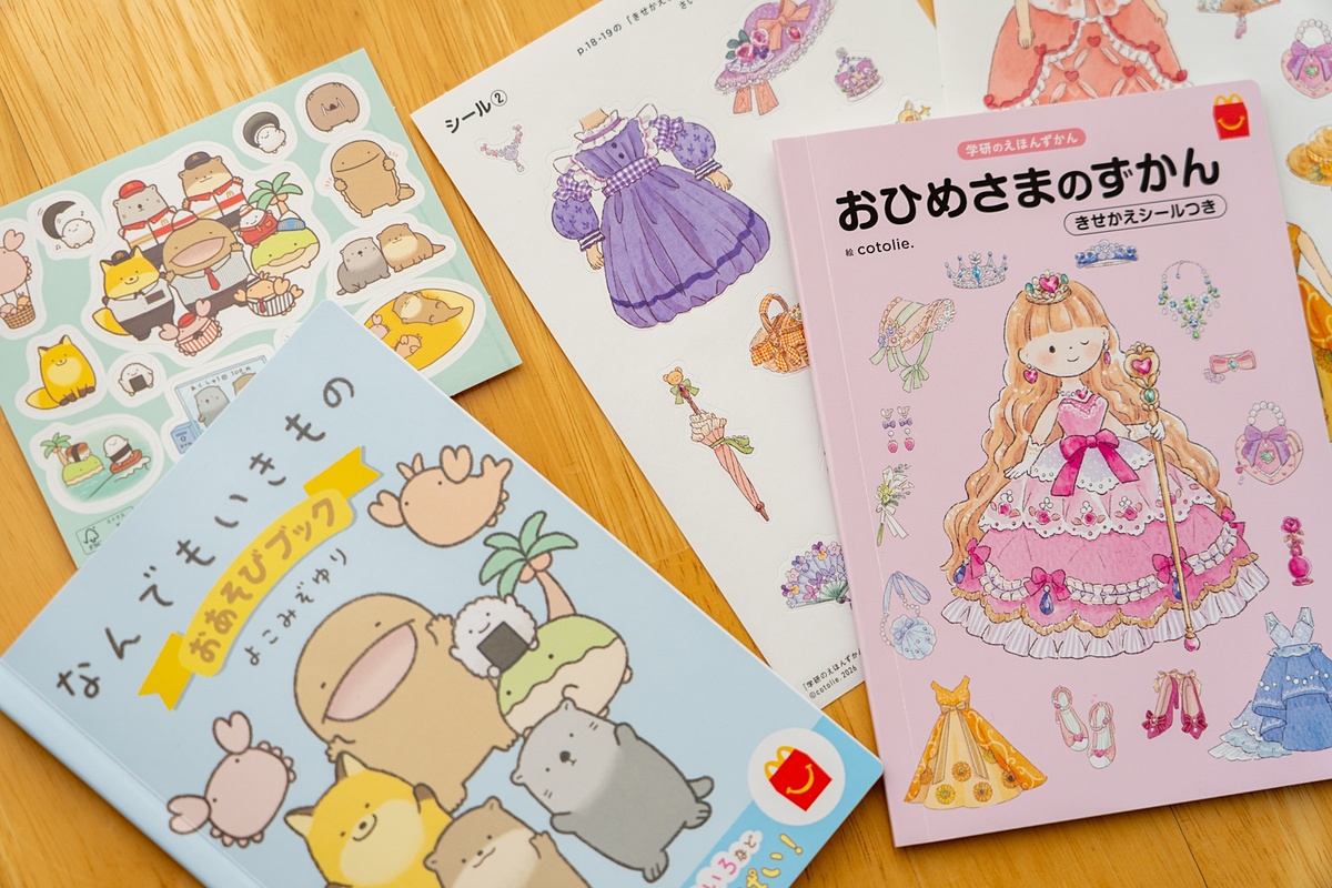 マクドナルド「ほんのハッピーセット」の新作絵本とミニ図鑑を楽しんで