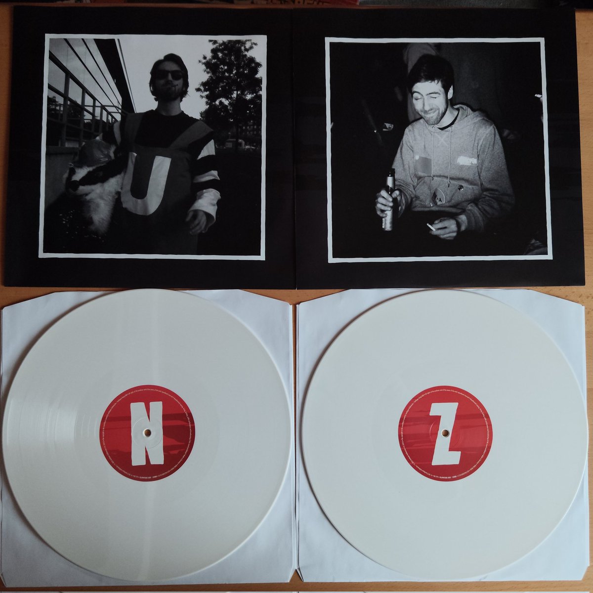 JustiBasti's tweet photo. Eigentlich war die limitierte weisse 'Der Ekelhafte' Vinyl von NMZS schon lange ausverkauft, aber irgendwie gab es dann doch noch mal eine im Antilopen Gang Shop 🤍
#NMZS #DerEkelhafte https://t.co/oSFQnrMeRJ