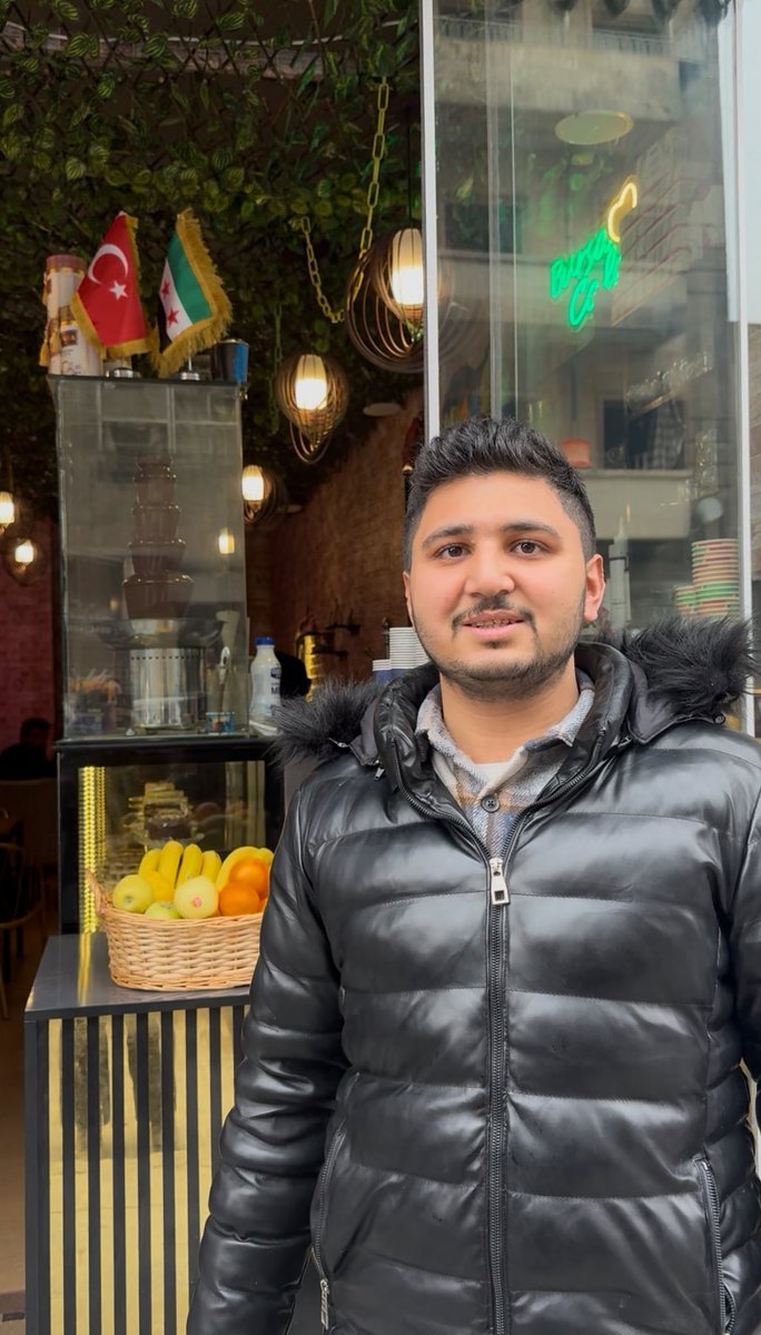 Halep’te “Bursa Cafe” açılmış. 
Sahibi 6 ay önce Bursa’dan dönüş yapmış ve kafenin içinde Türkiye-Suriye bayrakları yan yana duruyor.

🎙️ İşletme sahibi Abdullah Şeyha:”Türkiye’yi çok sevdiğim için kafenin adını Bursa koydum. Türk ve Suriye bayrakları yan yana çünkü biz kardeşiz”