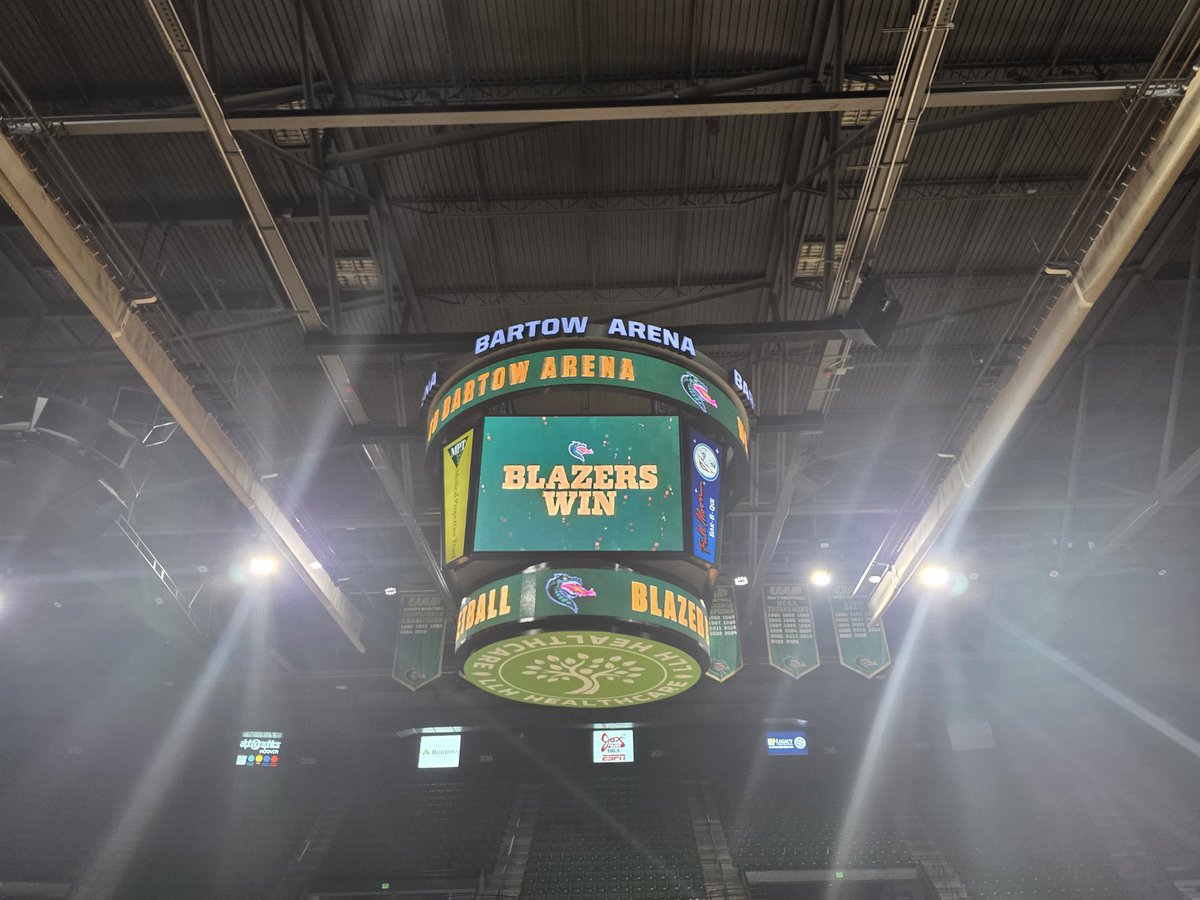 Amari_Brundidge's tweet image. First of all congratulations @UAB_WBBALL beating @MemphisFB and it was a honor to be recognized for my GPA academic performance during halftime. Beastmode on the field and in the classroom. Thank you @Ares_Brundidge @AljalekeWorthy @Alex_Mortensen_ @CoachD_Mitch @CoachBrig_UAB
