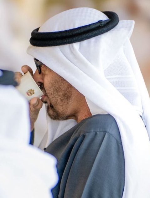 يشرب فناجيلهم فنجال فنجال
و يحوسهم كنه يحوس البياله