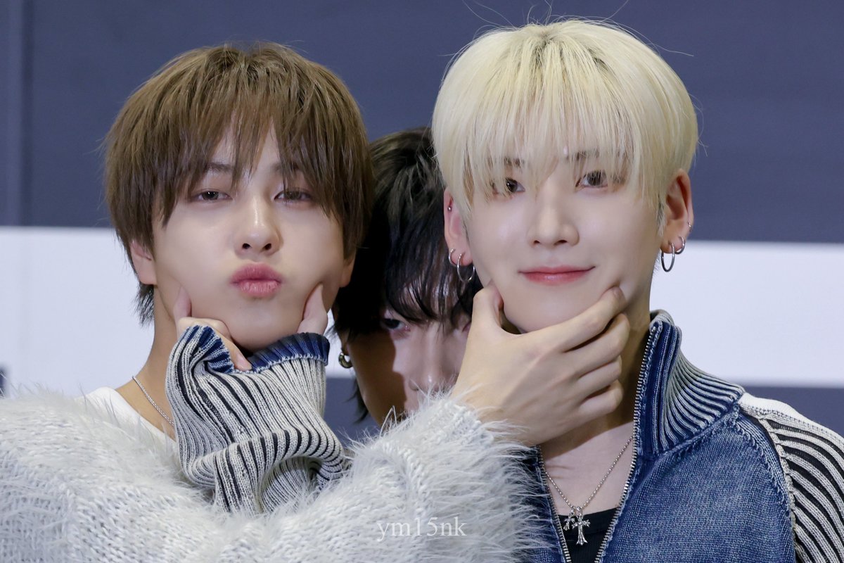 손모양차이보셈
유마: 볼을만지는법을알음
타키: 모름