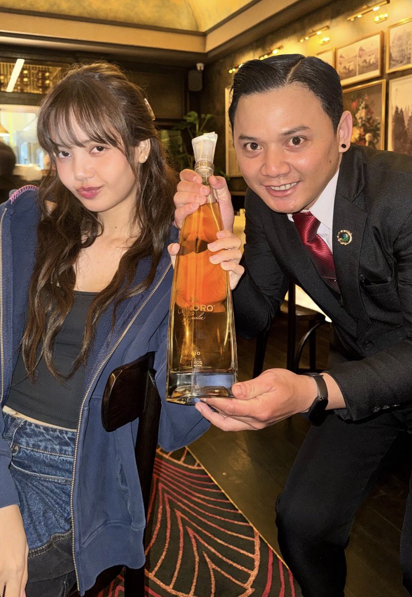 New photo of Lisa in Indonesia 😍😍