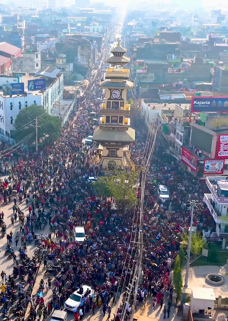 Huge crowd welcoming Balen Shah in Birgunj. 😮

Photo. Rahul Kushwaha