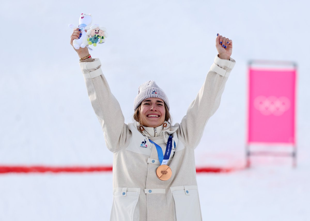 jeuxolympiques's tweet photo. 8 ans plus tard… 🤩

Après son titre à #PyeongChang2018, Perrine Laffont est de nouveau médaillée aux Jeux Olympiques 🥉🇫🇷

#MilanoCortina2026 | #JeuxOlympiques https://t.co/sRr0VCyykI