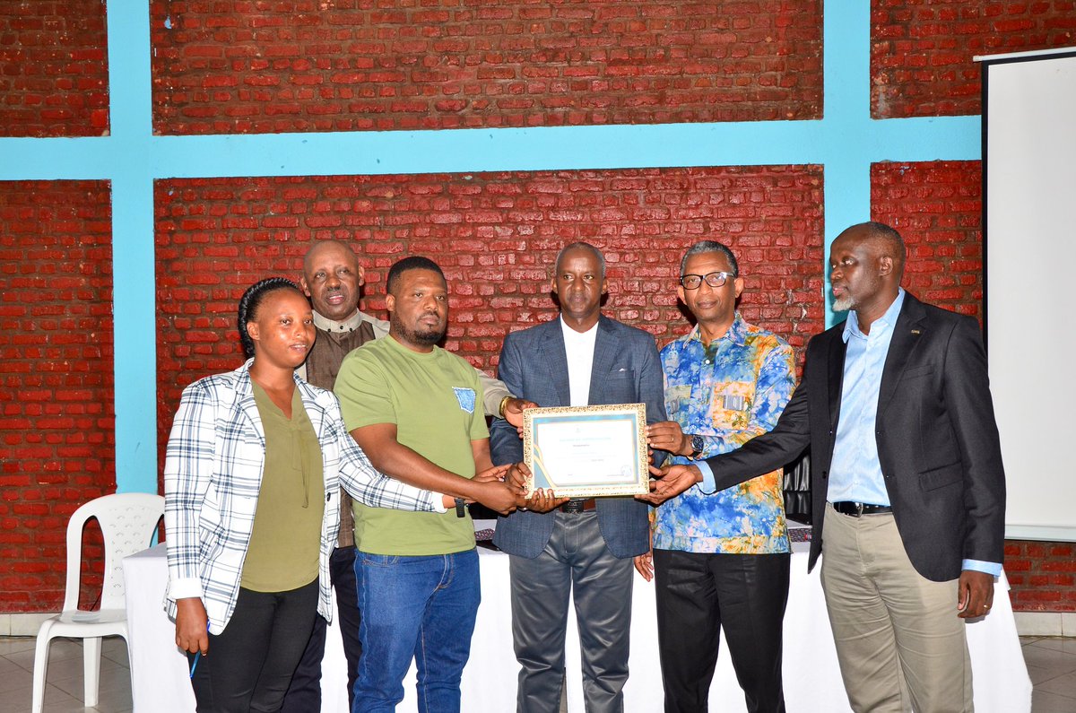 Kuri uyu wa Gatatu; Akarere ka Rubavu kahembye indashyikirwa mu kwesa umuhigo w'ubwizigame bwa #EjoHeza kuva muri Nyakanga 2025 kugeza kuwa 30 Mutarama 2026 mu byiciro bitandukanye aribyo; Umurenge, Akagari,Koperative n'Umuntu ufite ubwizigame bw'amafaranga menshi kurusha abandi.