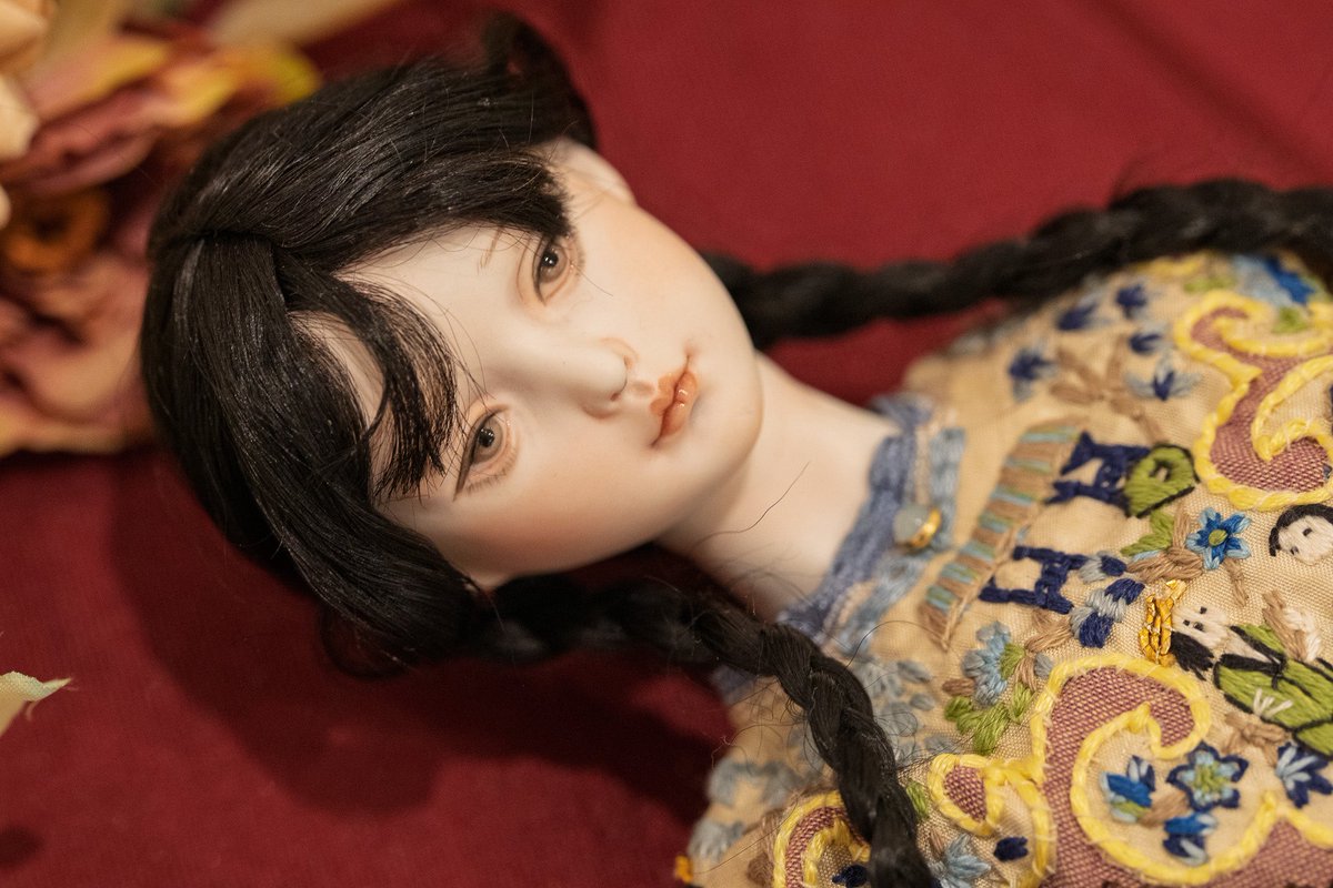 とりかご画廊さま（<a href="/torikagogarou/">とりかご画廊</a> )
螃蟹さま
『船女』
ビスクの滑らかなお肌は見ているとうっとりしてしまいます☺️
素敵なライティングで照らされた瞳は輝いていてまるで生きているみたい✨
服の刺繍も可愛い💕