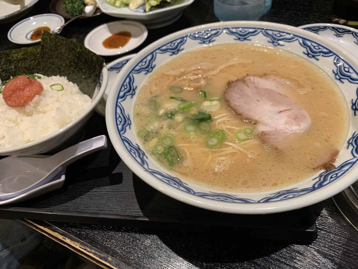 keythisland's tweet photo. 世の中で一番うまいと思う水餃子
ととんこつラーメン
もちろんラーメンもおいしい
#水餃子
#丸ビル
#赤のれん
#丸の内
#とんこつラーメン
#ラーメン https://t.co/b6gEXvgmIk
