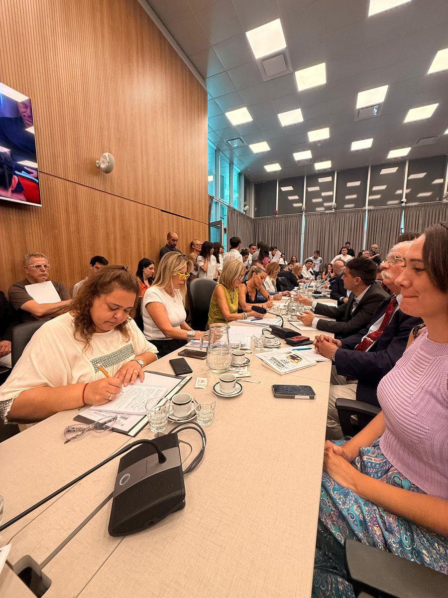 MiriamNiveyro's tweet photo. 🟣DIPUTADOS | Los leones de Milei seguimos dando la pelea 

👉 Recién firmamos el dictamen de la Reforma Penal Juvenil para tratarla mañana en el recinto: baja de imputabilidad a 14 años, fin de la impunidad y un nuevo régimen acorde a la realidad.

Orden, responsabilidad y más seguridad para los argentinos.

Seguimos acompañando el cambio que lidera @JMilei 

#VLLC