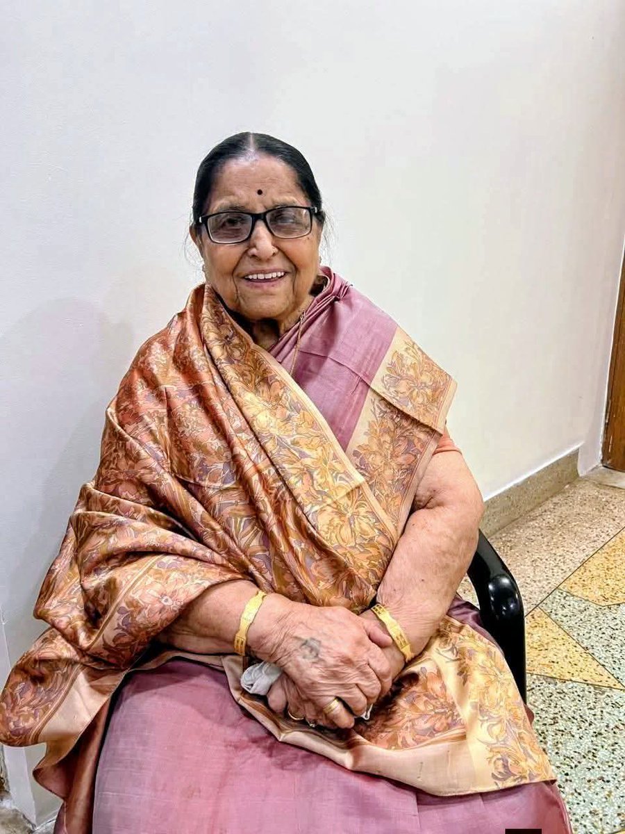 महाराष्ट्रातील सुप्रसिद्ध खुराणा (शाब्रीज) ट्रॅव्हल्सचे मालक,माझे तत्कालीन सहकारी,हिंगोली नगरपालिकेचे माजी नगराध्यक्ष श्री.जगजीतराज खुराणा यांच्या मातोश्री श्रीमती.शकुंतलादेवी खुराणा यांचे आज दुःखद निधन.
#भावपूर्ण #श्रद्धांजली