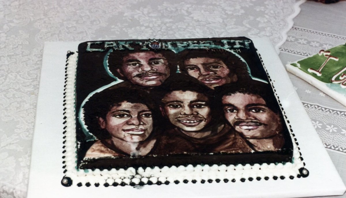 new photos of the jacksons celebrating the triumph tour’s end at jackie‘s house, 1981!