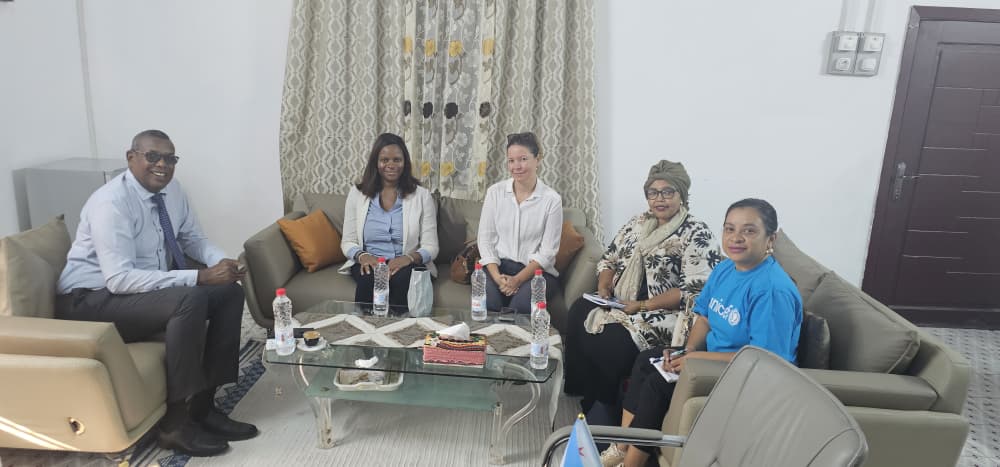 c_obock's tweet photo. Visite de courtoisie de Mme Ramatou Touré, nouvelle Représentante-résidente de @UNICEFDjibouti. Reçue par les autorités de la région d'#Obock. Elle a eu droit à une présentation sur les activités de la collectivité  inscrites dans le #PTBA issu du partenariat CRO-UNICEF. https://t.co/ZHSnnlThlt