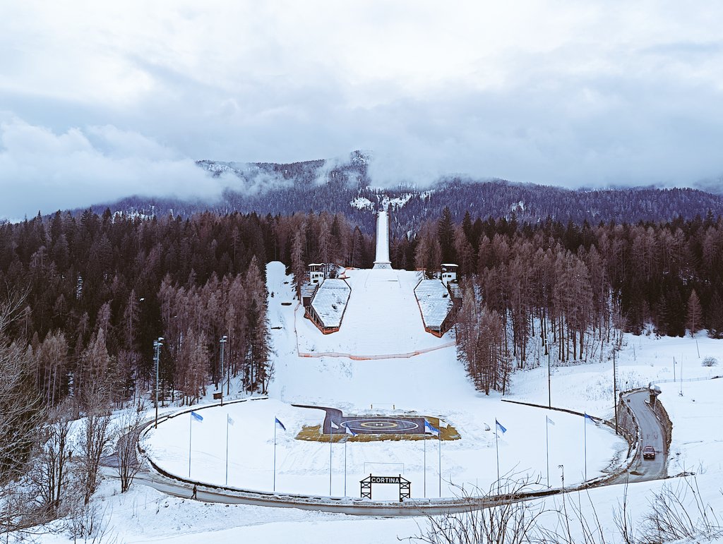Olimpijska skocznia z IO 1956 w Cortinie d'Ampezzo stoi i niszczeje. A boisko piłkarskie pod spodem przerobili na lądowisko. 

Kondycja włoskich skoków na jednym obrazku. Szkoda, że nie zdecydowano się na odbudowę na igrzyska. Bo miejsce położone jest spektakularnie.