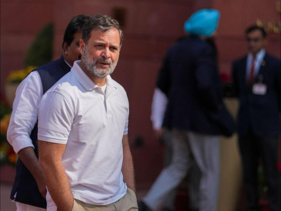 मूर्खता का आतंक तो देखिए...!!

केंद्रीय मंत्री अश्विनी वैष्णव और प्रहलाद जोशी मीडिया से बातचीत कर रहे थे तभी राहुल गांधी भी वहां आ गए राहुल गांधी ने दोनों मंत्रियों से कहा आइए मिलकर मीडिया से बात करते हैं...!!

राहुल गांधी के इतना कहते ही दोनों मंत्री वहां से चले गए
मै तो कहता