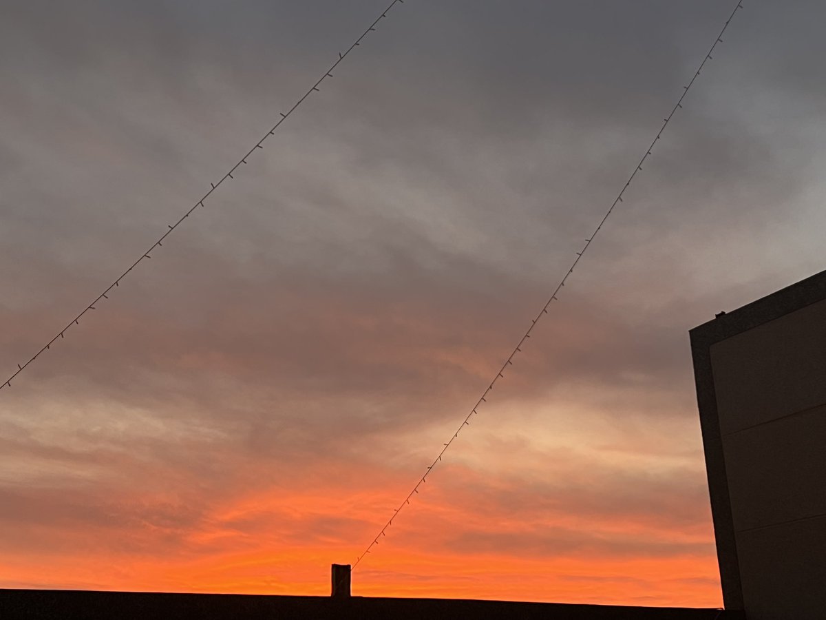 " يا هبايب نجد هبي على الصدر الحزين
ذعذعي من غرب لا حان توقيت الغروب "