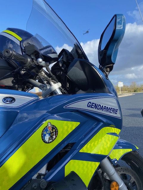 🚔#RoutesBleues à Aulnay :
700🚗contrôlés par l’EDCF de Saint-Jean-d’Angély et les réservistes.
Bilan : 2 conduites sous stupéfiants, 14 excès de vitesse (dont 134 km/h au lieu de 80), 2 rétentions de permis, 2 immobilisations, 26 infractions.

45 👮‍♂️mobilisés pour votre sécurité.