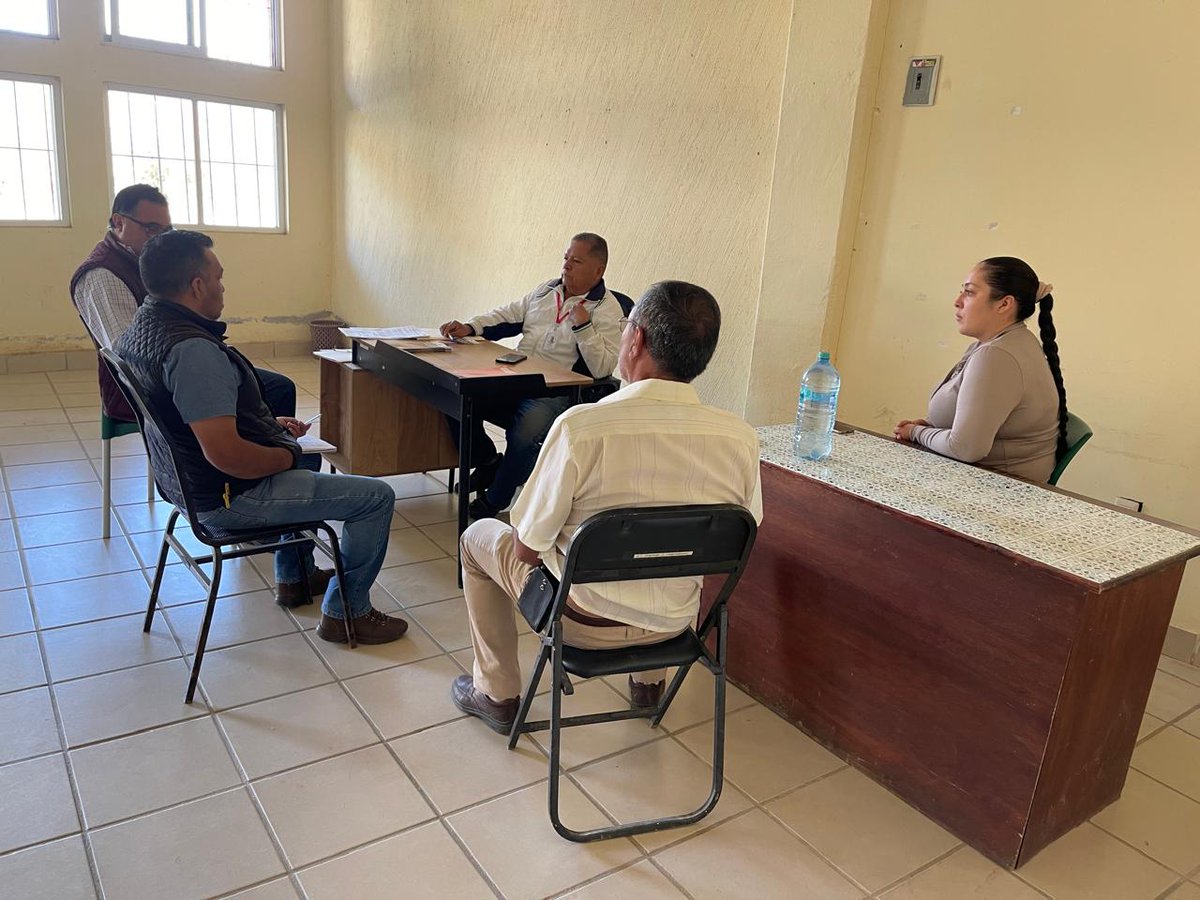 agriculturaEmex's tweet photo. Personal del DDR 076 y CADER Tejupilco, realizaron una reunión con directores del campo del Mpio. de Tejupilco, Edo. de Méx, donde se acordó armar la estrategia para dar a conocer acciones preventivas, de control y vigilancia, ante el GBG, a las diferentes comunidaes del Mpio. https://t.co/ipfIN1ELlA