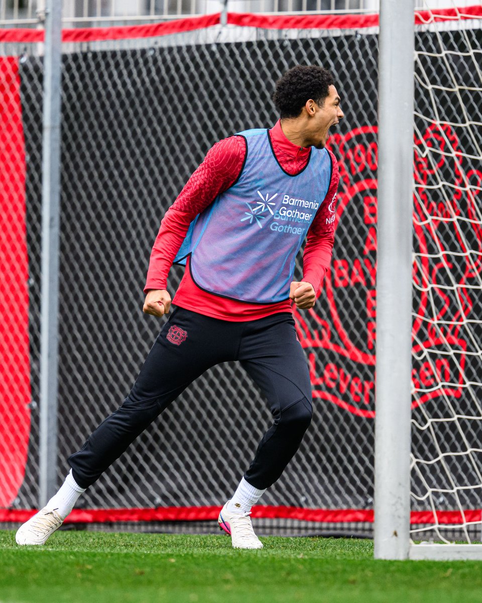 bayer04_en's tweet photo. Wonder what that goalpost said to Jarell... 🤔 https://t.co/ozALeEYkGX