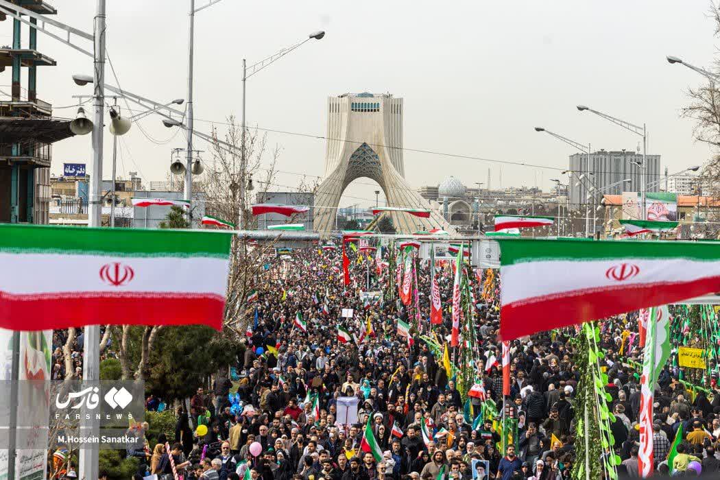 این عکسو ببرید قاب کنید بزنید به دیوار اتاقتون روزی پنج بار بهش نگاه کنید تا بفهمید فراخوان یعنی این.
با چارتا بچه خوشگل اونور آبی و چاقو کش و قمه کش و مامور موساد انقلاب  نمیشه 

#انقلابیمیز 
#فتح_بزرگ