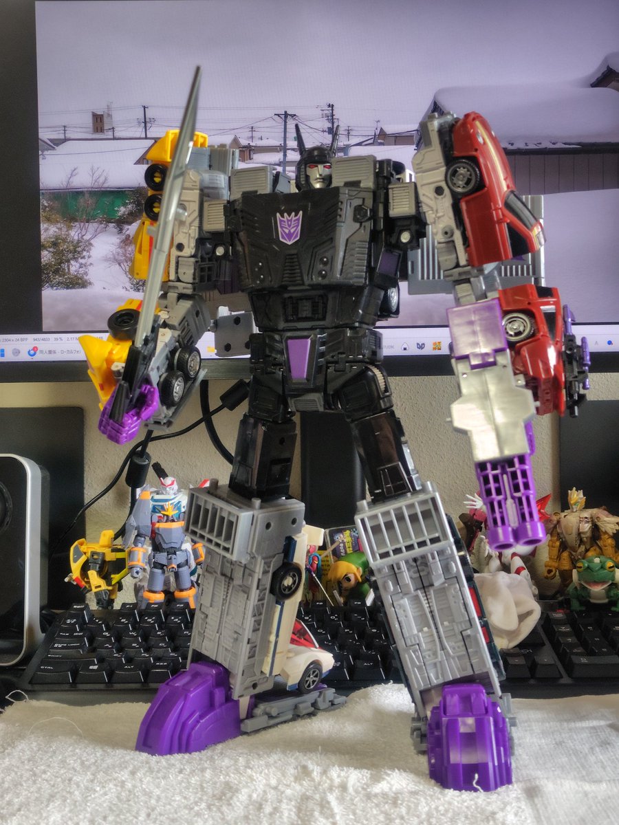 久しぶりにトランスフォーマーレガシーのメナゾールで遊んでるけど