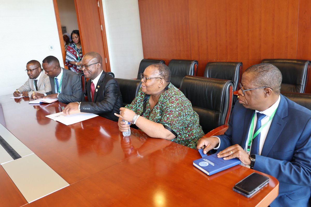 🇿🇼🤝🇬🇦 
𝐙𝐢𝐦𝐛𝐚𝐛𝐰𝐞 𝐚𝐧𝐝 𝐆𝐚𝐛𝐨𝐧 𝐌𝐨𝐯𝐞 𝐭𝐨 𝐑𝐞𝐯𝐢𝐭𝐚𝐥𝐢𝐳𝐞 𝐁𝐢𝐥𝐚𝐭𝐞𝐫𝐚𝐥 𝐂𝐨𝐨𝐩𝐞𝐫𝐚𝐭𝐢𝐨𝐧

Zimbabwe’s Minister of Foreign Affairs and International Trade, Professor dr. Amon Murwira held a bilateral meeting with Gabon’s Minister of Foreign Affairs