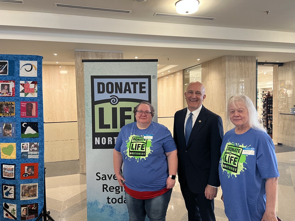 donatelifenw's tweet photo. What an incredible 𝐃𝐚𝐲 𝐚𝐭 𝐭𝐡𝐞 𝐂𝐚𝐩𝐢𝐭𝐨𝐥! DLNW staff and volunteers spent the day connecting with community members and elected officials about the importance of organ, eye, and tissue donation. https://t.co/dNIGhsxpMe