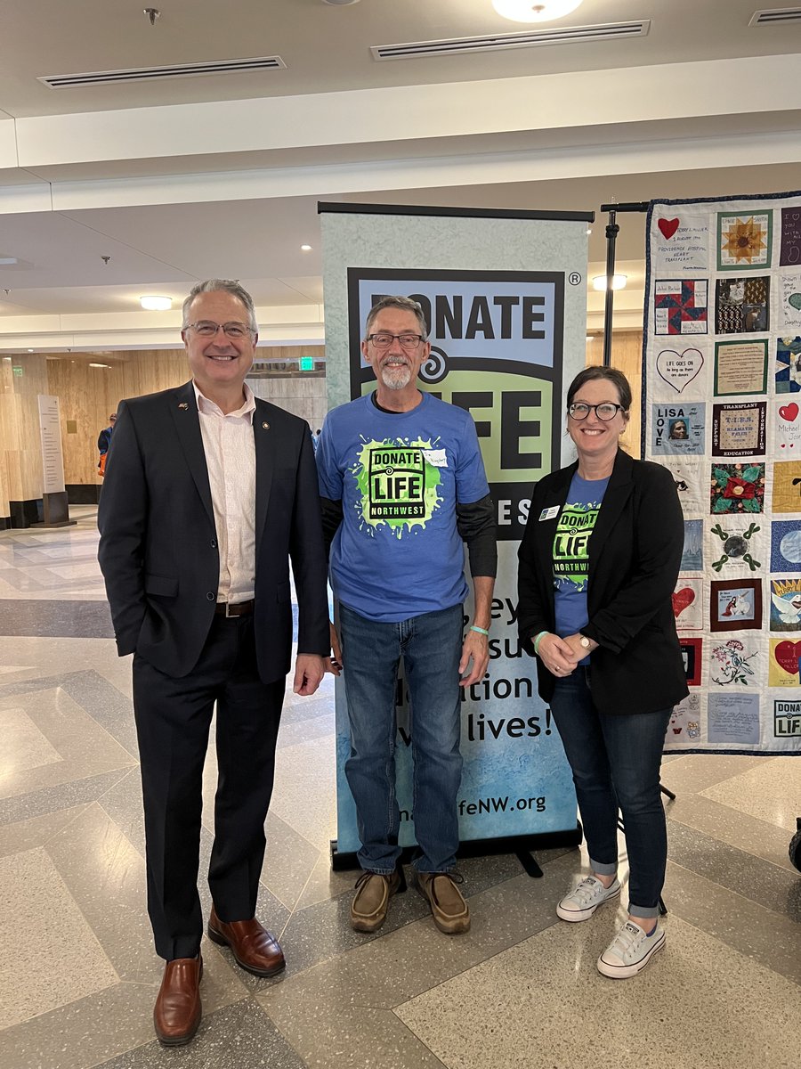 donatelifenw's tweet photo. What an incredible 𝐃𝐚𝐲 𝐚𝐭 𝐭𝐡𝐞 𝐂𝐚𝐩𝐢𝐭𝐨𝐥! DLNW staff and volunteers spent the day connecting with community members and elected officials about the importance of organ, eye, and tissue donation. https://t.co/dNIGhsxpMe