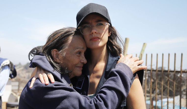 SebastianRochaZ's tweet photo. 🔹La señora @camila_vallejo en un acto deleznable no descarta enviar ayuda humanitaria a Cuba 🇨🇺, blanqueando con ello los horrores de la dictadura.

Pero no tuvo ningún problema en posar para las cámaras con los afectados por los incendios en Valparaíso, mientras por detrás se robaban la plata.