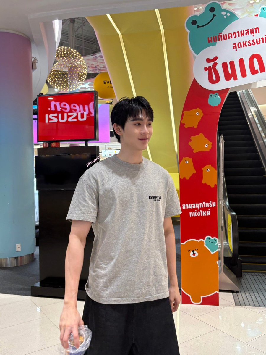 เพื่อนถ่ายมาให้ว่าเจอพี่บุ๊ค  t —— t เพื่อนชมใหญ่เลยว่าพี่บุ๊คน่ารักมากกก ก แค่ทักว่าใช่พี่บุ๊คมั้ย พี่บุ๊คก็ชวนเพื่อนคุยใหญ่เลย 🥺🤏🏻