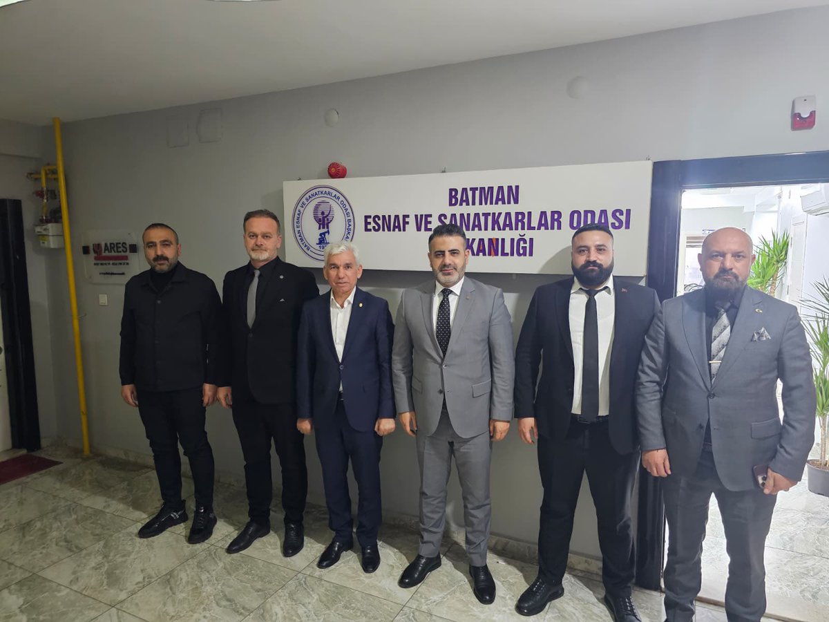 Teşkilatımız ile birlikte Batman Esnaf ve Sanatkarlar Odası Başkanlığı’na seçilen Sn M. Salih KAPLAN’a hayırlı olsun ziyaretinde bulunduk. 

Görüşmede, esnafımızın güçlenmesi ve #Batman ekonomisine daha güçlü katkı sunması adına yapılabilecek fikirleri konuştuk. 
Sn KAPLAN’a