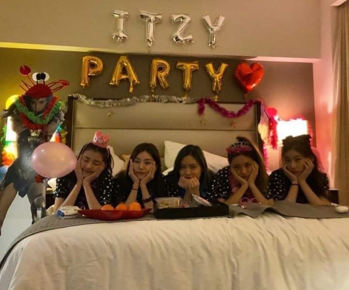 dallieryuu's tweet photo. incase you forgot 

︎
︎

︎

︎

︎

︎
︎

︎

︎

︎

i’ll remind you
︎

︎

︎

︎

︎
︎

︎

︎

︎

︎
︎

︎
︎

︎
︎

︎

︎

︎

︎
︎

︎

︎

︎
that
︎

︎

︎

︎

︎

︎
︎

︎

︎

︎

︎
︎

︎
TODAY IS ITZY’S 7TH ANNIVERSARY 💙 https://t.co/ymiHG9Psh7