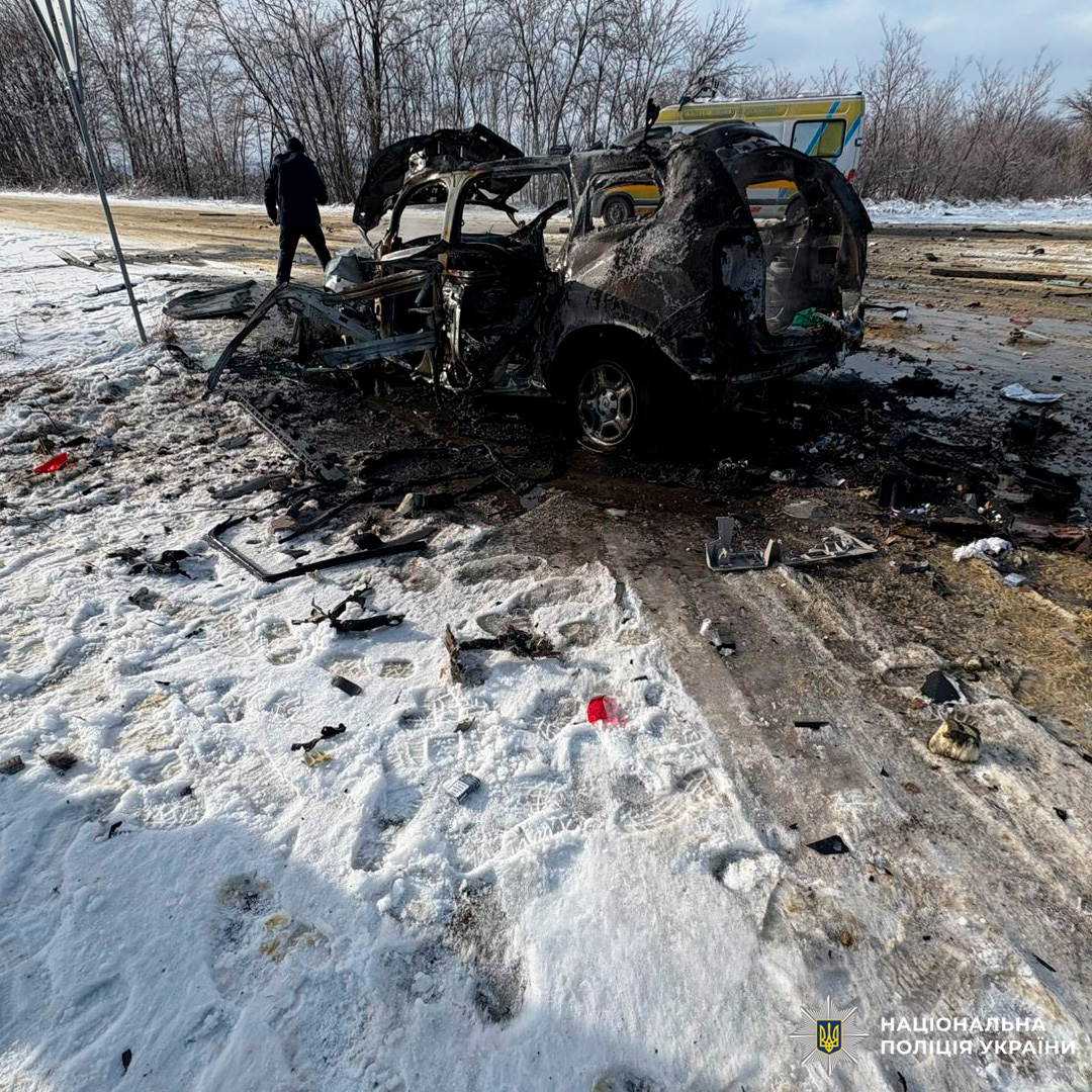 MoH_Ukraine's tweet photo. According to Kharkiv Police, a russian drone attacked a marked medical vehicle on the Kyiv–Kharkiv–Dovzhansky road. One woman died; others, including medics and patients returning from dialysis, were injured and received medical care. https://t.co/aleQztw6c7
