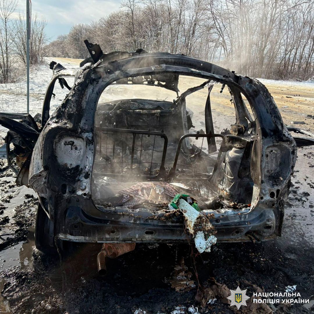 MoH_Ukraine's tweet photo. According to Kharkiv Police, a russian drone attacked a marked medical vehicle on the Kyiv–Kharkiv–Dovzhansky road. One woman died; others, including medics and patients returning from dialysis, were injured and received medical care. https://t.co/aleQztw6c7