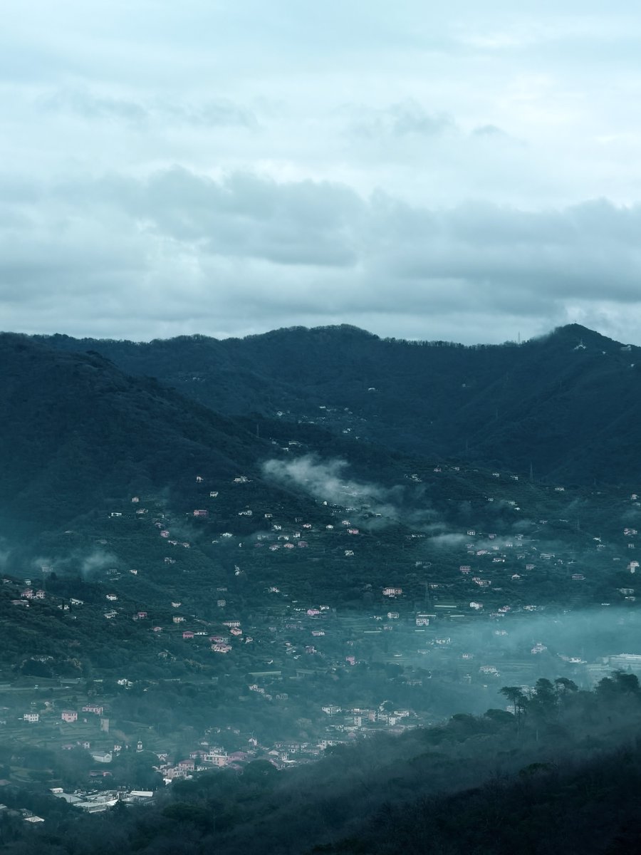 Alonein43672278's tweet image. #photography #houses #mountains #fog