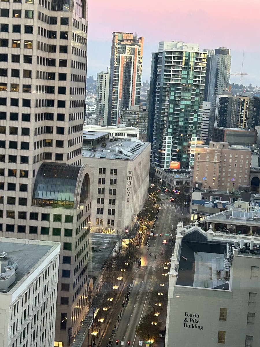 KSeattleWeather's tweet photo. It’s a beautiful day for a victory parade! #Seahawks https://t.co/Vylb26kDIl