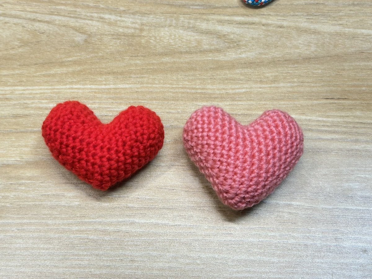 この前のハートのあみぐるみを少し調整しましたー。(ピンクが新