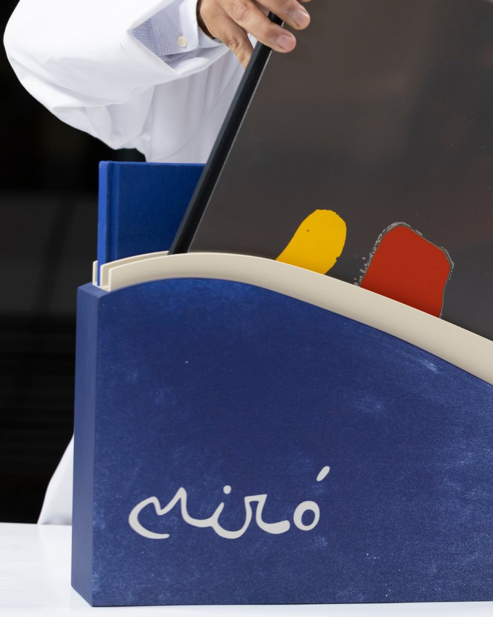 La obra gráfica de Joan Miró ocupa un lugar central en su universo creativo.​

Símbolos, color y poesía visual se articulan a través de la litografía como un lenguaje propio.​
​
Esta edición recoge una parte esencial de su trabajo, donde arte, espiritualidad y experimentación