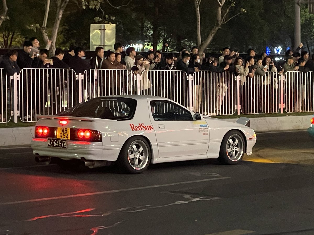 bjhan13's tweet photo. 妻と一緒に卵を買うためにスーパーマーケットへ階下へ行く途中、私たちは若い頃の思い出に遭遇しました😍😍

＃rx7 ＃fc3s ＃sti ＃gdbc ＃rz34 ＃400z ＃intiald ＃wangonmidnight  ＃頭文字D #灣岸midnight ＃AE86 https://t.co/kQcI33bEHq