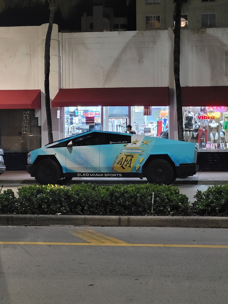 Expansión global <a href="/afa/">AFA</a> en Miami previo Mundial. Tesla ploteado con los colores de nuestra <a href="/Argentina/">🇦🇷 Selección Argentina ⭐⭐⭐</a>. 🤍💙