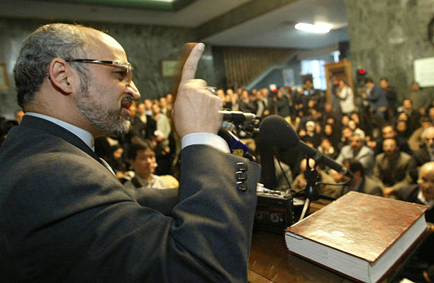 وقتی به شما اجازه می‌دهند در معرض مشاهده نوعی از رادیکالیسم یا ساختار شکنی کلامی به شکلی فراگیر قرار بگیرید، یعنی آن نوع خاص از رادیکالیسم، تهدید تلقی نمیشود، بلکه هدایت میشود‌. و خوب سرنوشت بولدوزر ها و خط شکنان تریبونیست ِ دهه ۷۰ رو هم دیدیم که چه جانورانی تولید کرد.